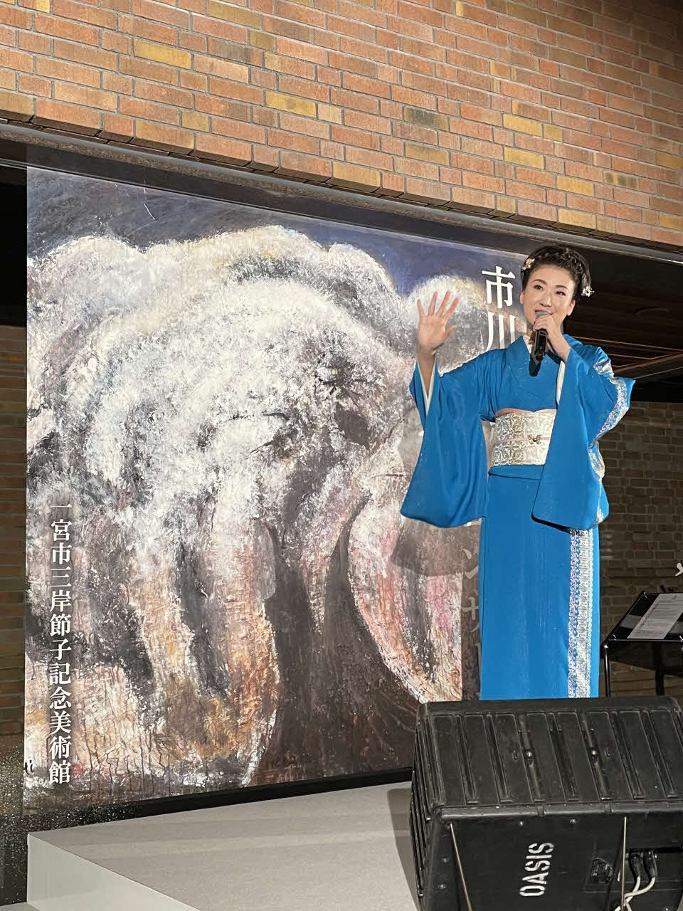 愛知県一宮市の「三岸節子記念美術館」でミニコンサートを行った市川由紀乃