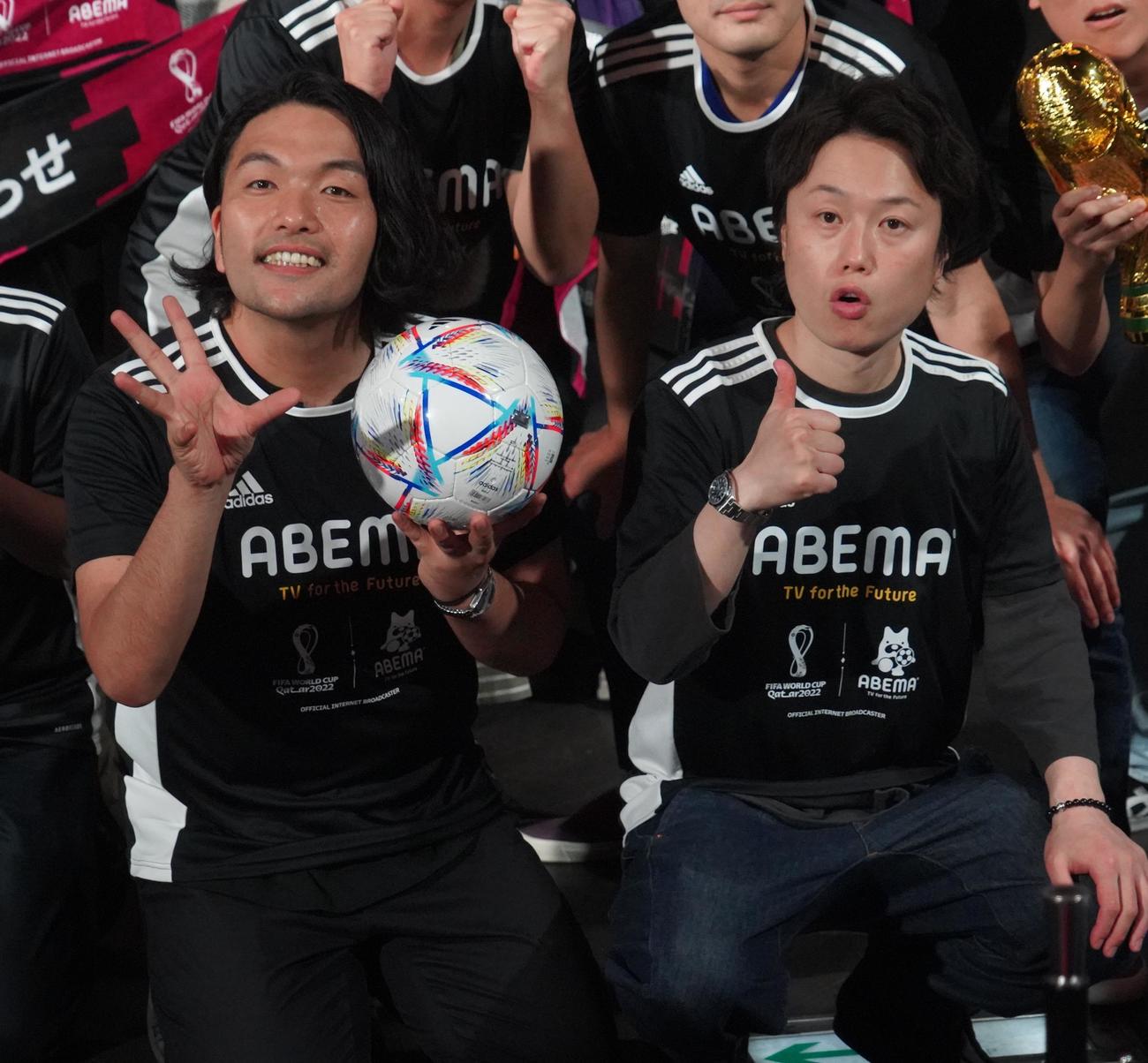 カタールW杯の日本代表対ドイツ代表戦のパブリックビューイングイベントに出席した、お笑いコンビ見取り図の盛山晋太郎（左）とリリー（撮影・佐藤成）