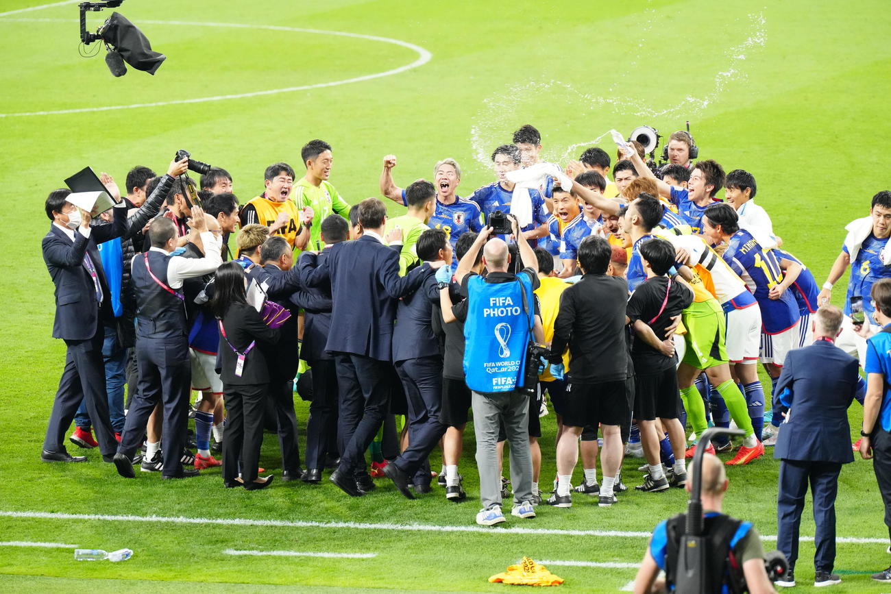 日本対ドイツ　ドイツに勝利し円陣で歓喜するサッカー日本代表の選手たち（撮影・江口和貴）