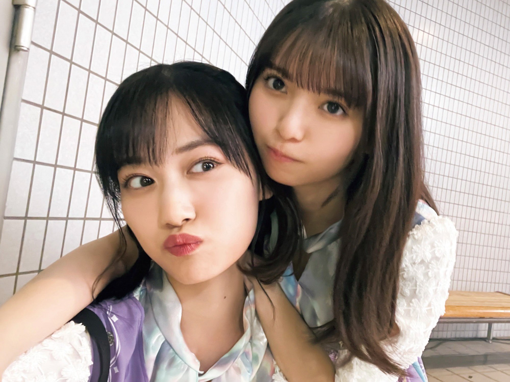 乃木坂46のメンバー同士が撮影したオフショット写真集「乃木撮　VOL．03」の先行カット。山下美月（左）と齋藤飛鳥