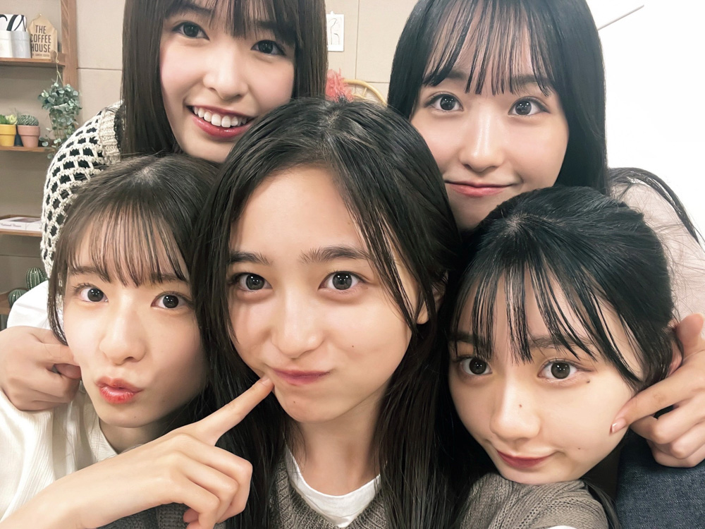 乃木坂46のメンバー同士が撮影したオフショット写真集「乃木撮　VOL．03」の先行カット。前列左から5期生の菅原咲月、井上和、川崎桜。後列左から小川彩、一ノ瀬美空