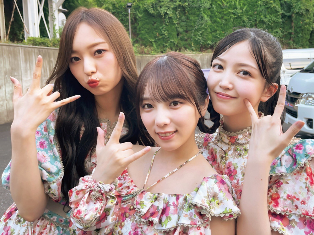 乃木坂46のメンバー同士が撮影したオフショット写真集「乃木撮　VOL．03」の先行カット。左から梅澤美波、与田祐希、久保史緒里