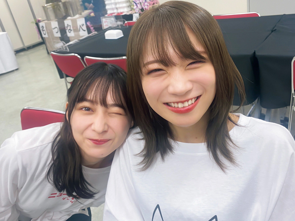 乃木坂46のメンバー同士が撮影したオフショット写真集「乃木撮　VOL．03」の先行カット。鈴木絢音（左）と秋元真夏