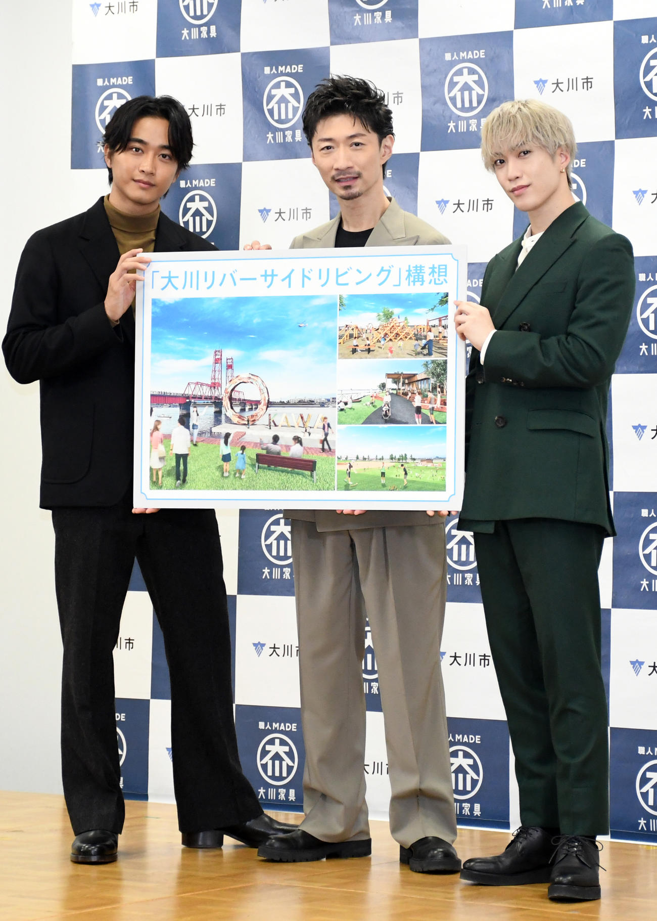 「大川家具×Team LDHプロデュースアイテムお披露目会」に出席した、左から佐藤寛太、EXILE MAKIDAI、藤原樹（撮影・大友陽平）