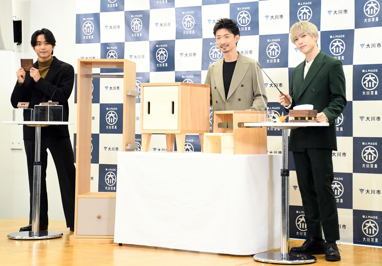 「大川家具×Team LDHプロデュースアイテムお披露目会」でプロデュースした家具と写真に納まる、左から佐藤寛太、EXILE MAKIDAI、藤原樹（撮影・大友陽平）