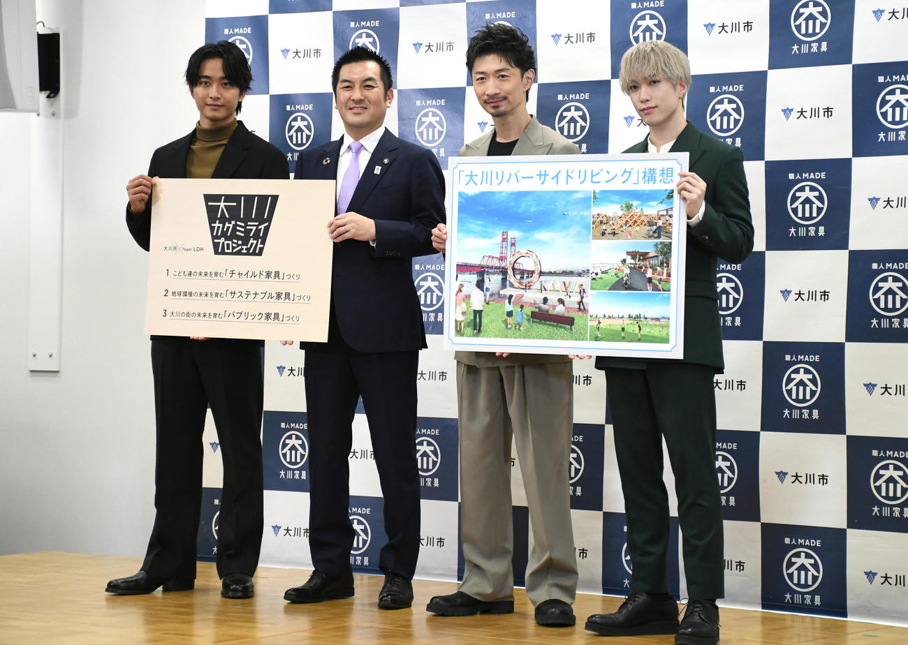 「大川家具×Team LDHプロデュースアイテムお披露目会」に出席した、左から佐藤寛太、大川市の倉重良一市長、EXILE MAKIDAI、藤原樹（撮影・大友陽平）