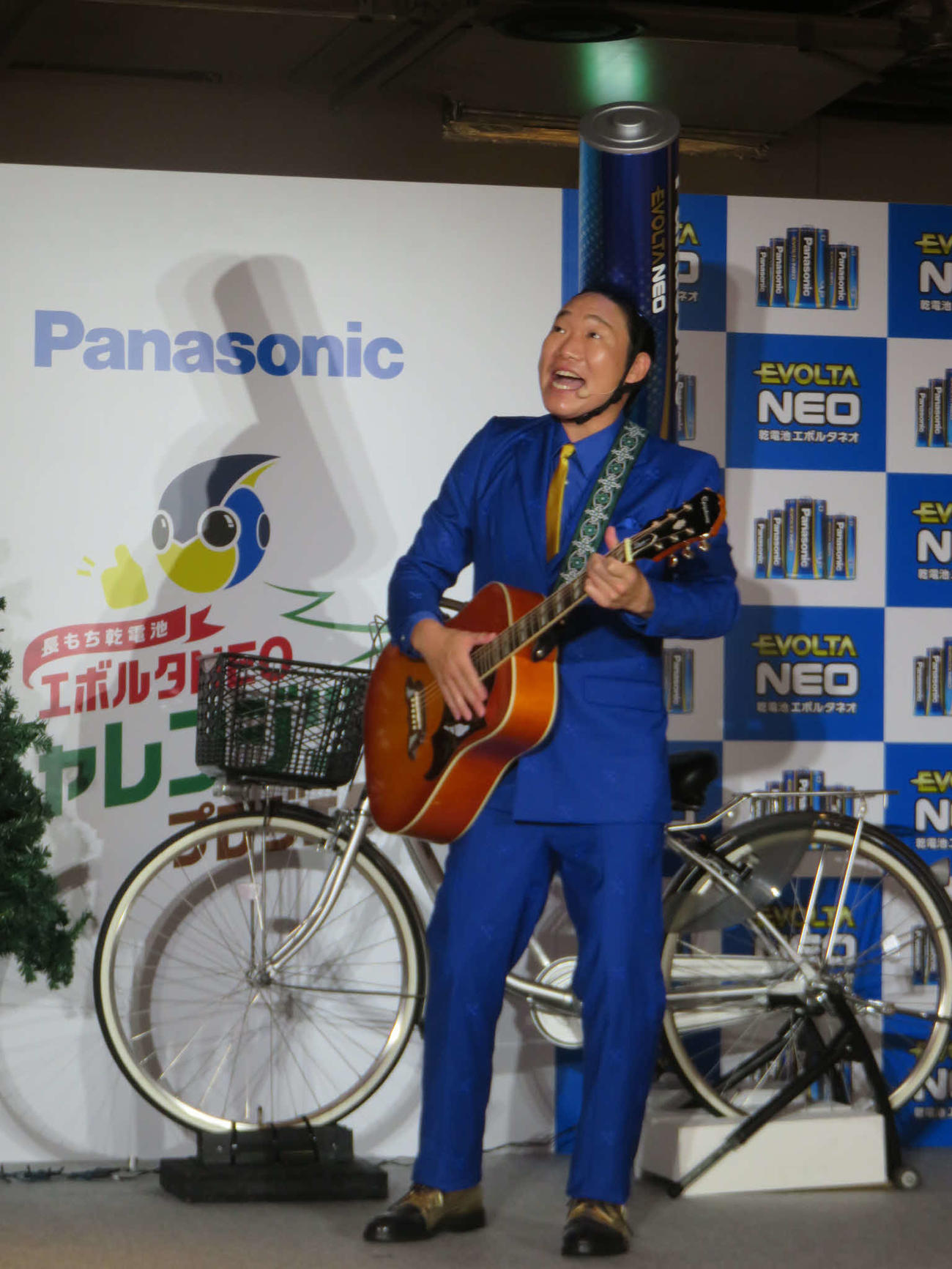 長もち乾電池「エボルタNEOチャレンジツリープロジェクト」点灯式で自作のテーマ曲を熱唱するみやぞん