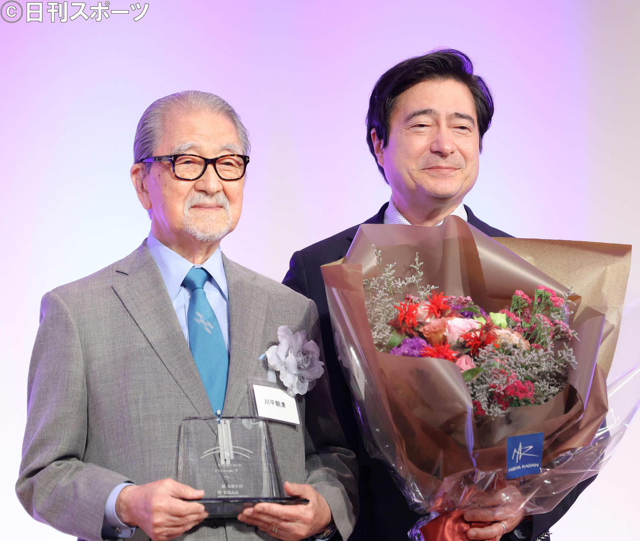 第59回ギャラクシー賞で志賀信夫賞を受賞する川平朝清氏（左）とサプライズゲストで登壇するジョン・カビラ（2022年6月1日）