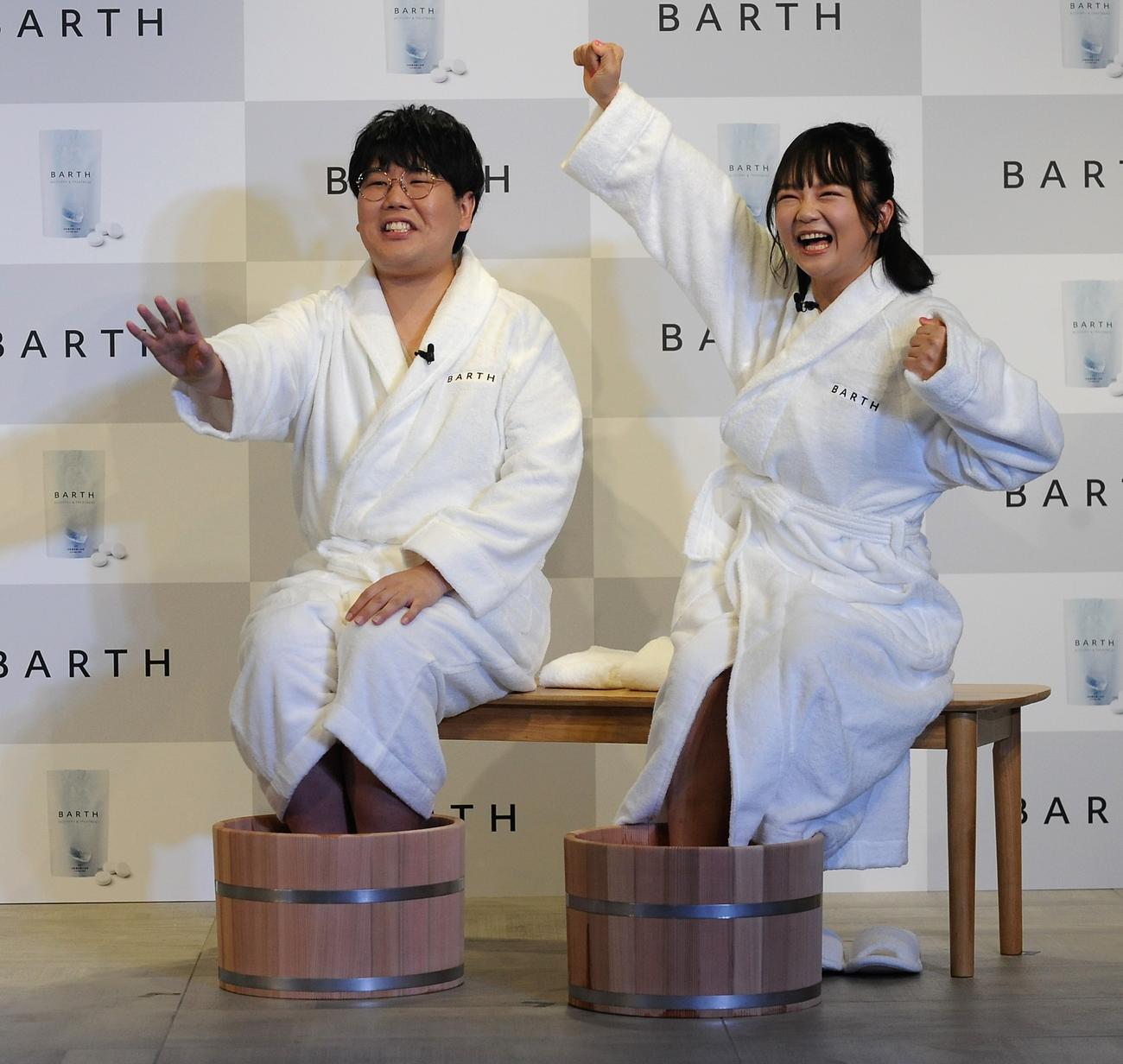 バスローブ姿で入浴剤イベントに出席し、足湯に入る蛙亭の中野周平、イワクラ（撮影・高橋洋平）