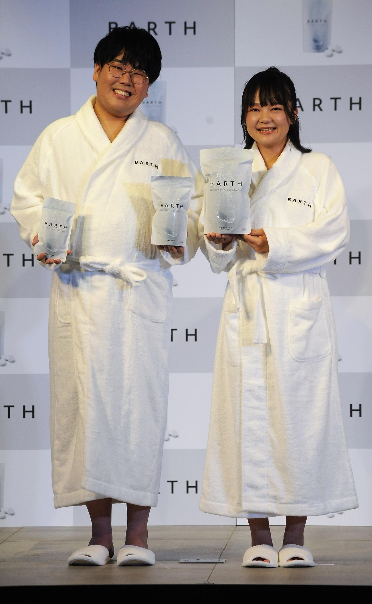 バスローブ姿で入浴剤イベントに出席した蛙亭の中野周平、イワクラ（撮影・高橋洋平）