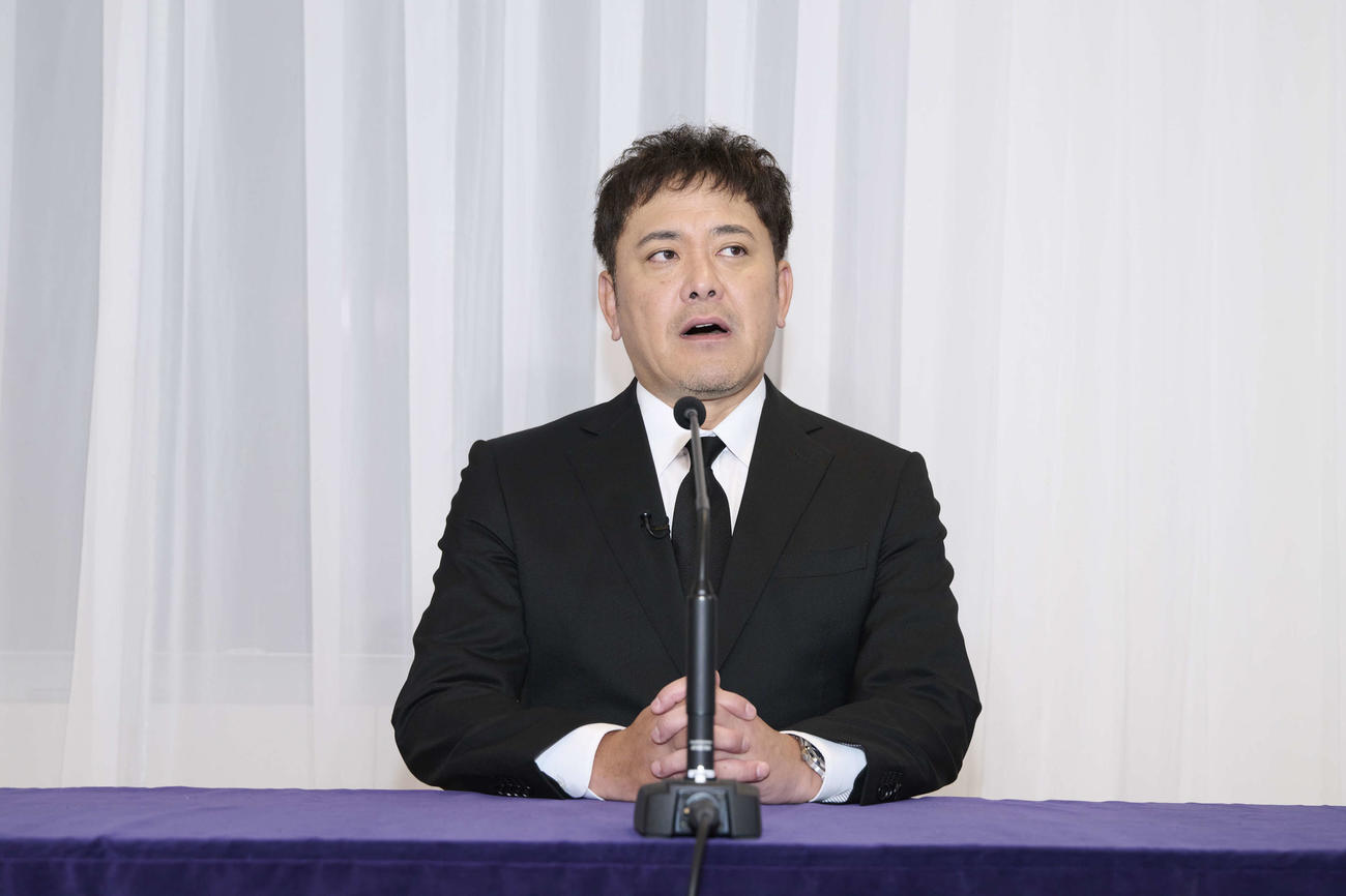 24日夜にABEMAが放送した緊急記者会見の中で「極めて近い将来、芸能界を引退致します」と発表した有田哲平（C）AbemaTV,Inc.