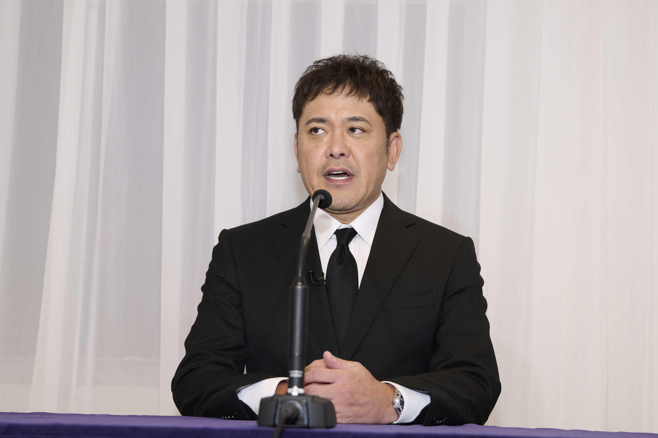 24日夜にABEMAが放送した緊急記者会見の中で「極めて近い将来、芸能界を引退致します」と発表した有田哲平（C）AbemaTV,Inc.