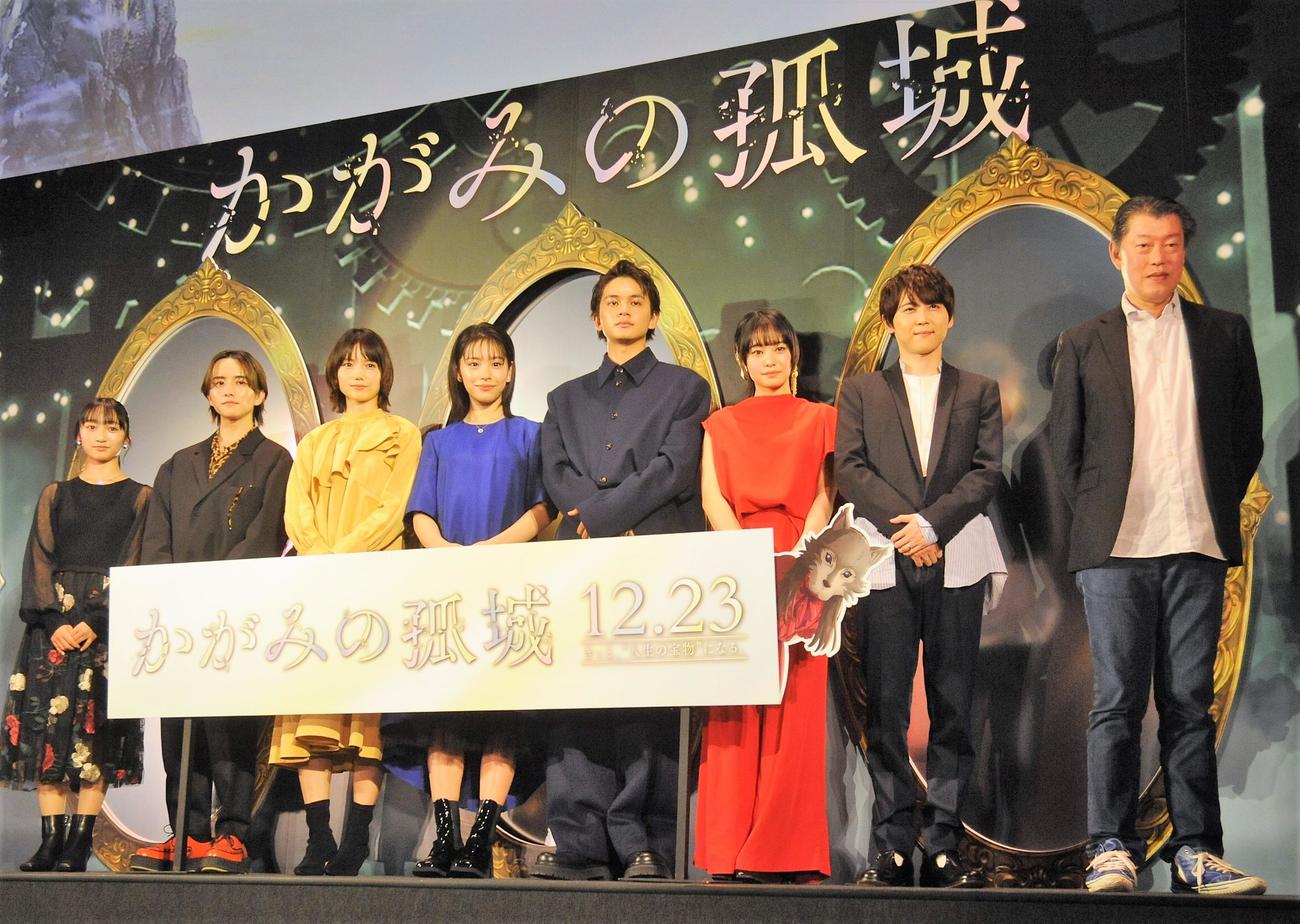 「かがみの孤城」プレミアイベントに出演する、左から横溝菜帆、板垣李光人、宮崎あおい、當真あみ、北村匠海、吉柳咲良、梶裕貴、原恵一監督（撮影・高橋洋平）