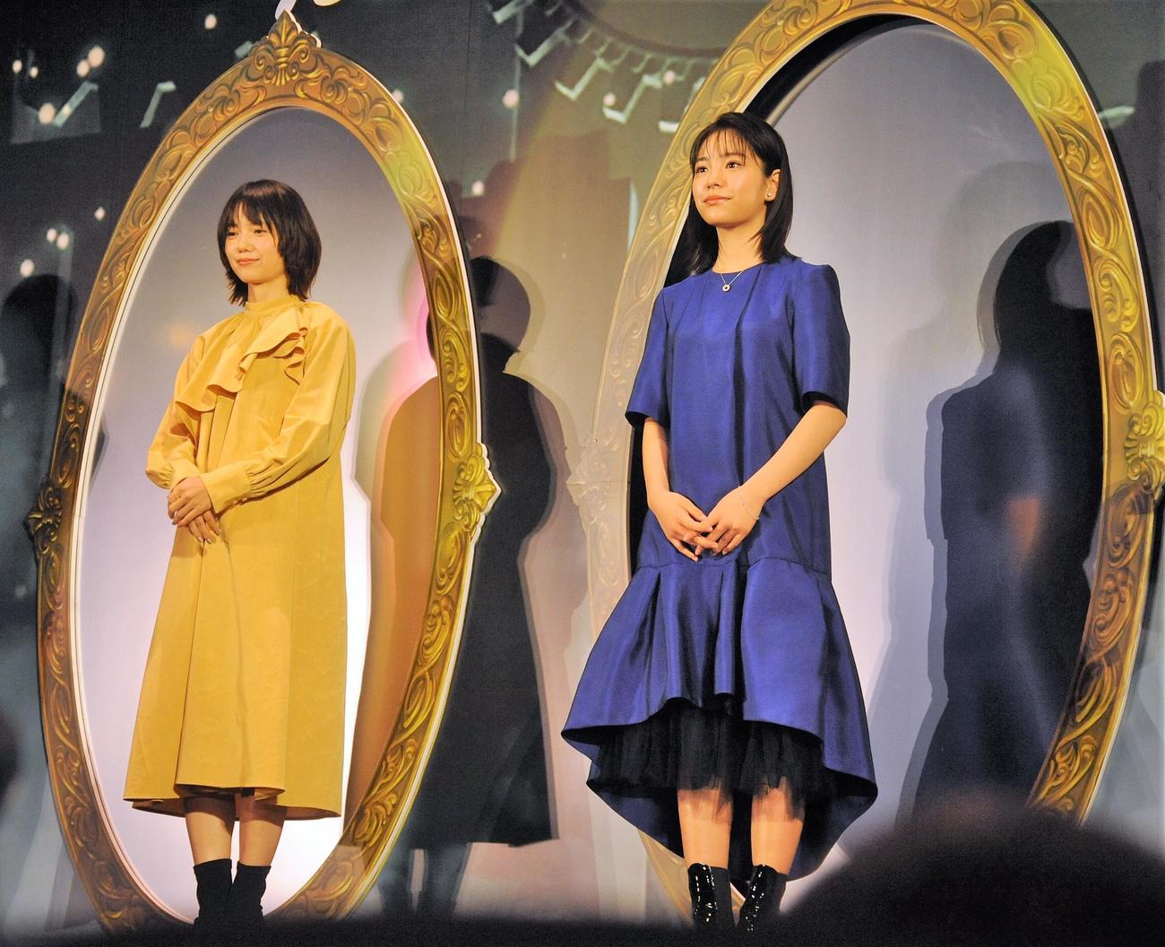 「かがみの孤城」プレミアイベントに出演する宮崎あおい（左）、當真あみ（撮影・高橋洋平）