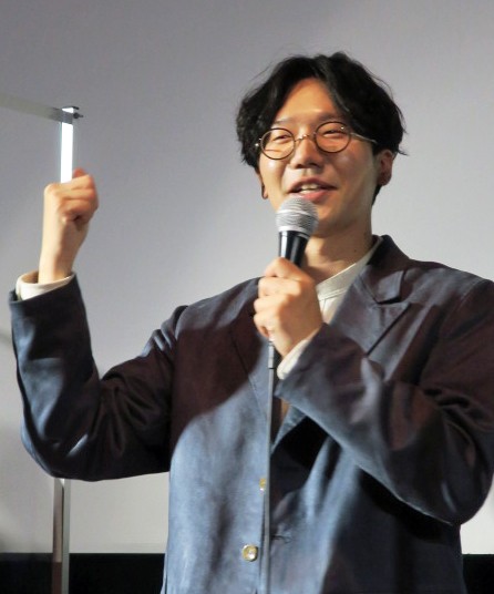主演映画「散歩時間～その日を待ちながら」の完成披露舞台あいさつを行った前原滉