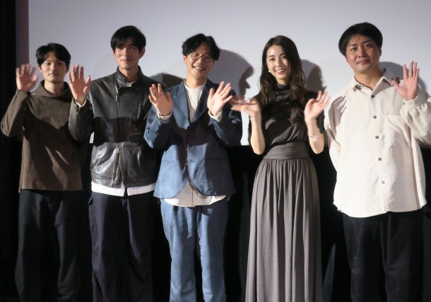 映画「散歩時間～その日を待ちながら」完成披露舞台あいさつで。左から、篠田諒、中島歩、前原滉、柳ゆり菜、戸田彬宏監督