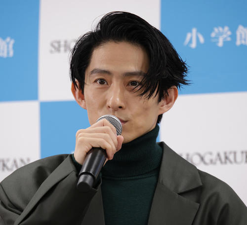 ファースト写真集発売を記念して会見する三宅健(撮影・中島郁夫)