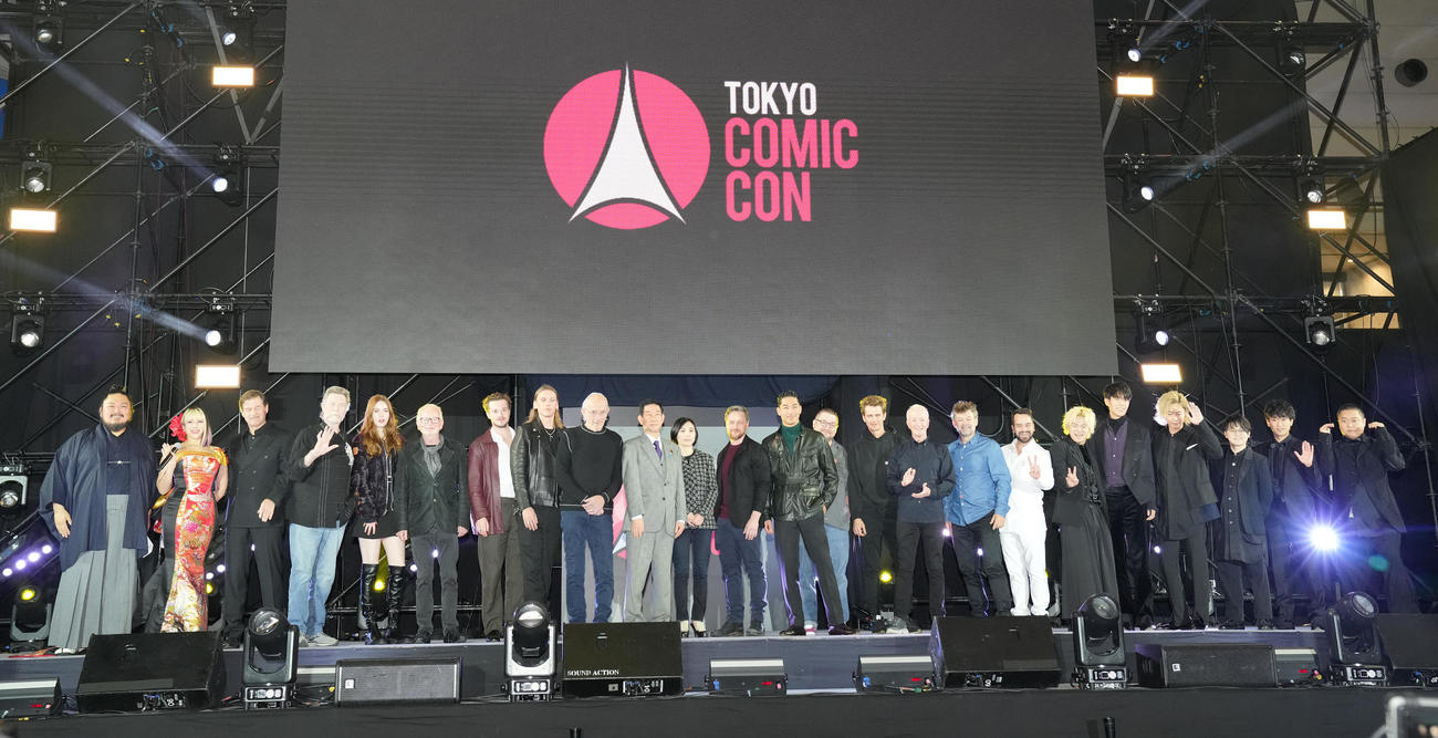 「東京コミコン2022」のオープニングイベントのフォトセッションに納まるゲストたち（撮影・鈴木みどり）