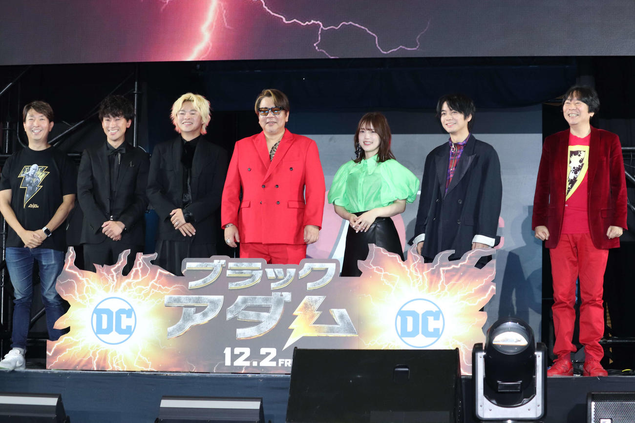映画「ブラックアダム」舞台あいさつに登壇した、左から有村昆、東海オンエア、楠大典、内田真礼、榎木淳弥、杉山すぴ豊（撮影・加藤理沙）