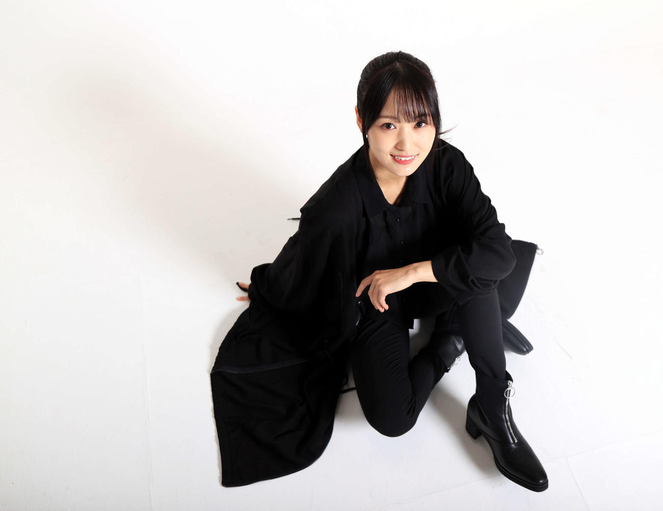 沖田総司を演じる菅井友香は、黒い衣装でクールな笑顔を見せる（撮影・浅見桂子）
