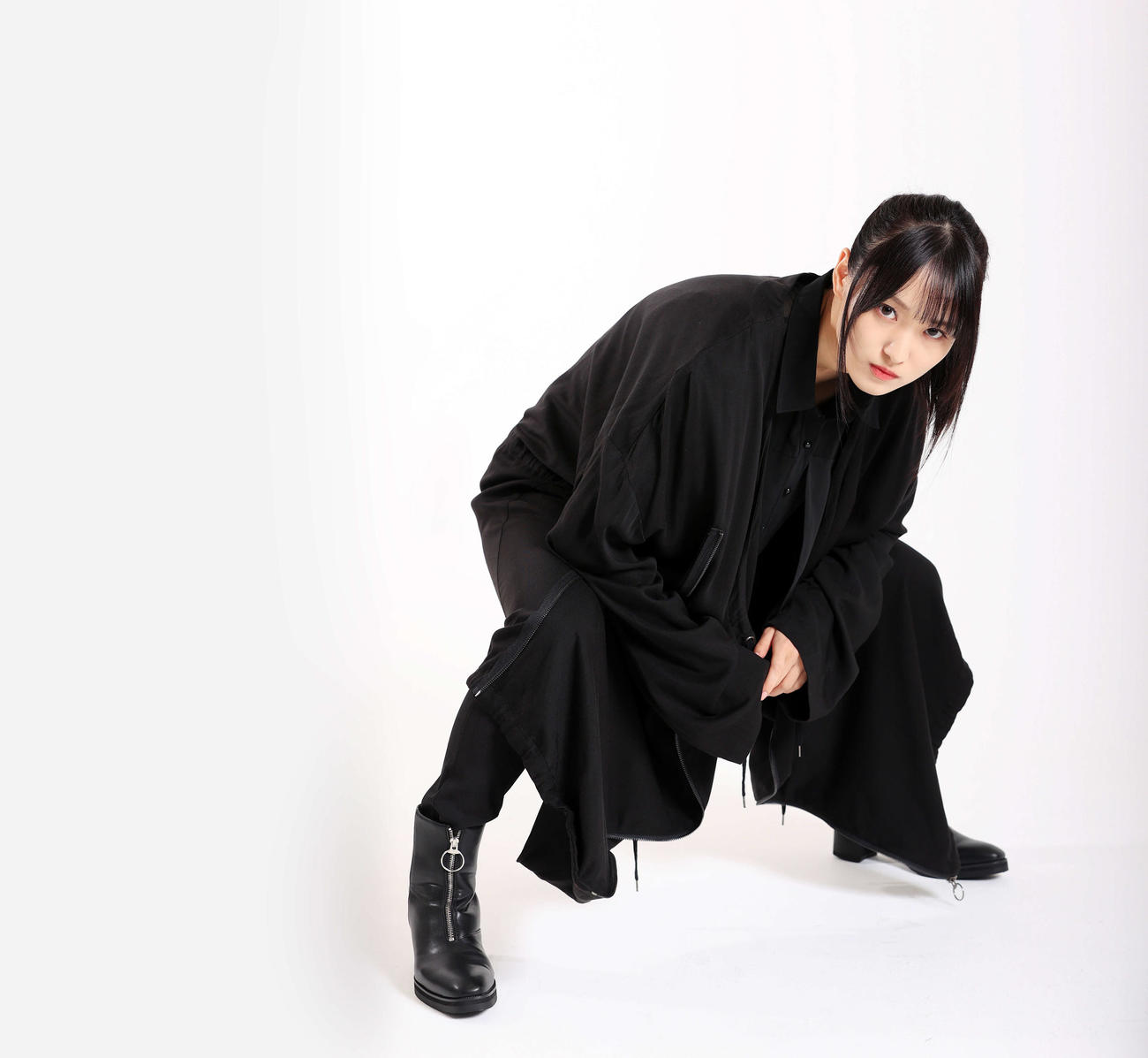 沖田総司を演じる菅井友香は挑むようなポーズ（撮影・浅見桂子）