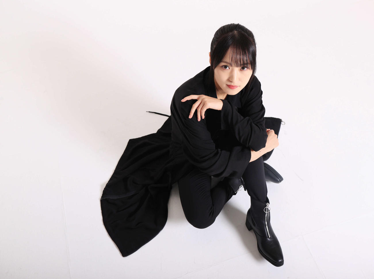 沖田総司を演じる菅井友香は、黒い衣装でクールな表情を見せる（撮影・浅見桂子）