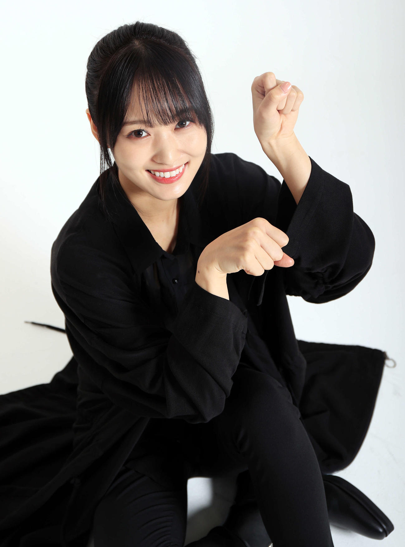 がんばりきポーズをする菅井友香（撮影・浅見桂子）