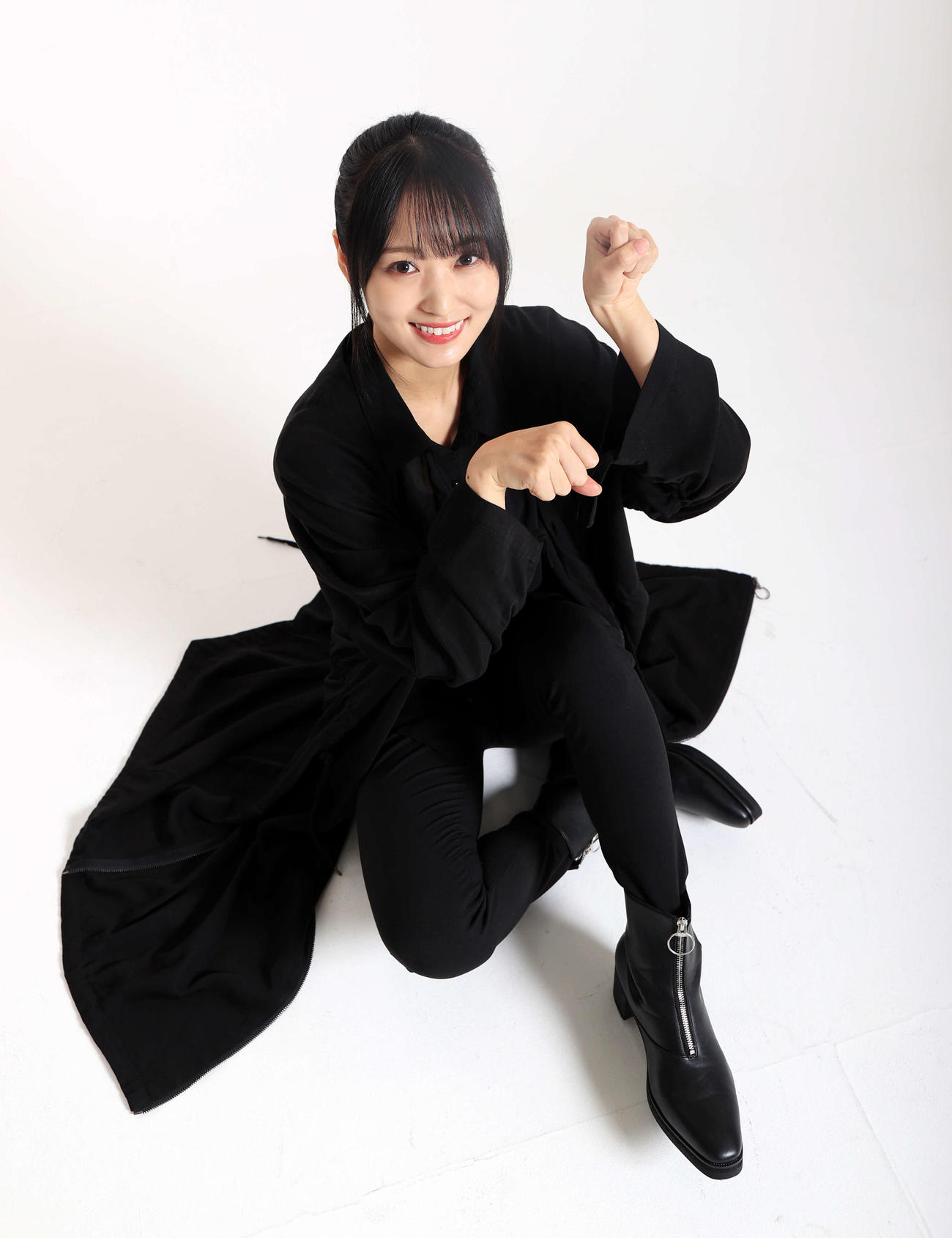がんばりきポーズをする菅井友香（撮影・浅見桂子）