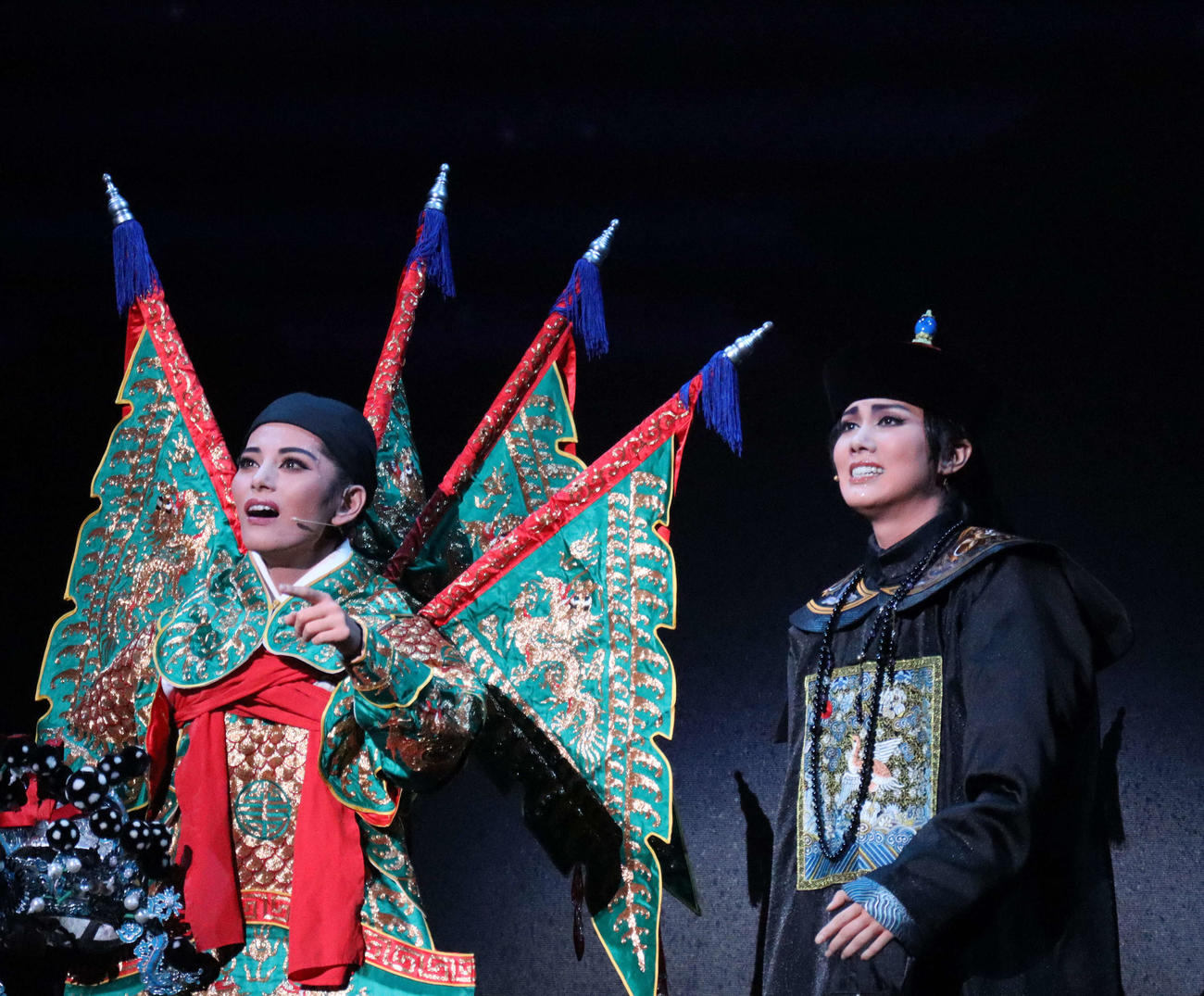 「グランド・ミュージカル　蒼穹の昴」に出演する朝美絢（左）、彩風咲奈