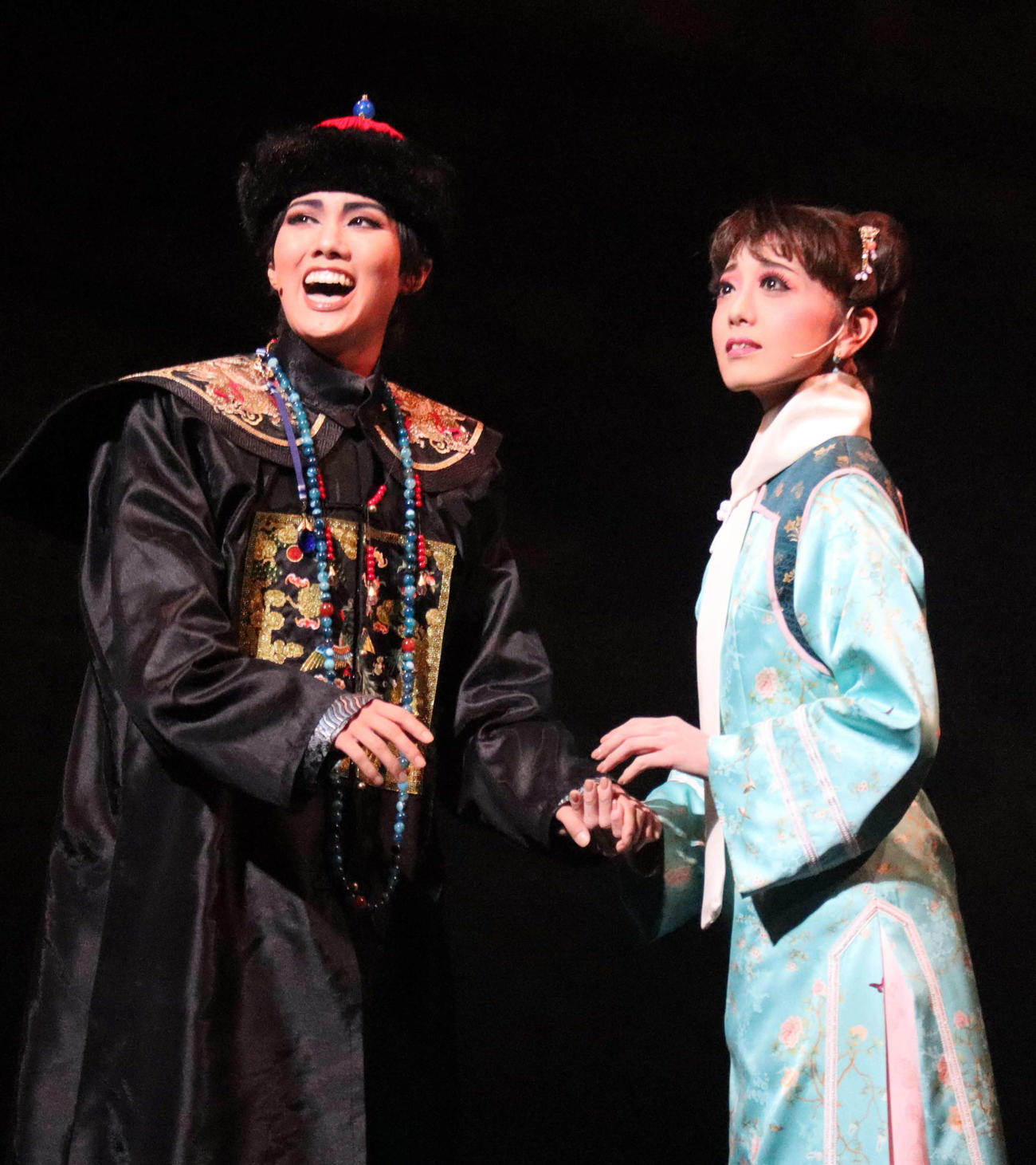 雪組公演「グランド・ミュージカル　蒼穹の昴」に出演する彩風咲奈（左）、朝月希和