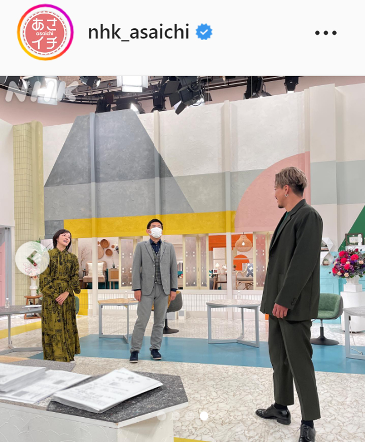 放送後に小栗旬を質問攻めにする博多華丸（NHK「あさイチ」のインスタグラムより）