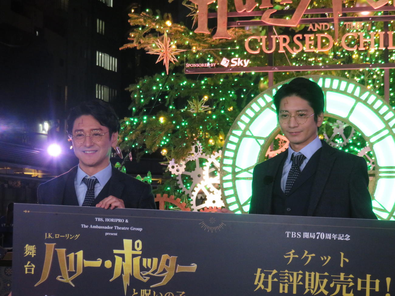 舞台「ハリー・ポッターと呪いの子」のツリー点灯式を行った石丸幹二（左）向井理