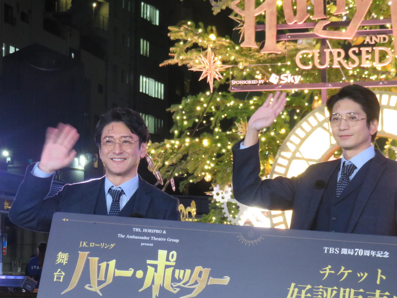 舞台「ハリー・ポッターと呪いの子」のツリー点灯式を行った石丸幹二（左）向井理
