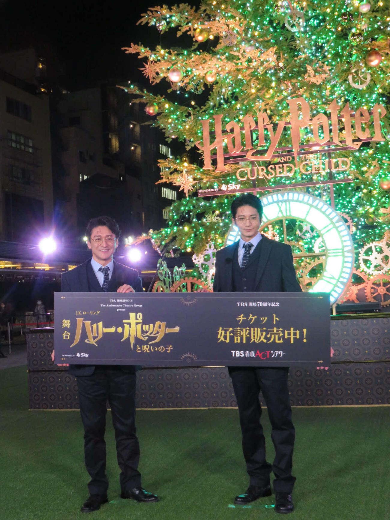 舞台「ハリー・ポッターと呪いの子」のツリー点灯式を行った石丸幹二（左）向井理