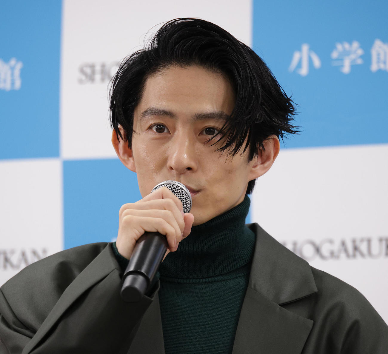 “奇跡の43歳”三宅健がファースト写真集「40代になって写真集発売させていただけるとは」 - ジャニーズ写真ニュース : 日刊スポーツ