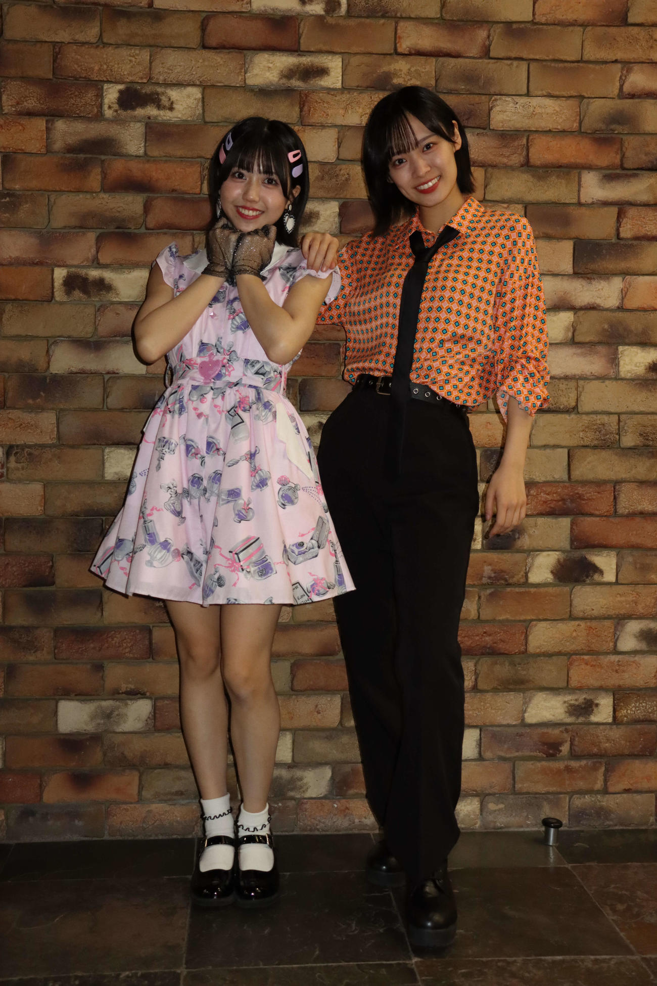 2枚目シングルを発売するOCHA NORMAの窪田七海（左）と石栗奏美