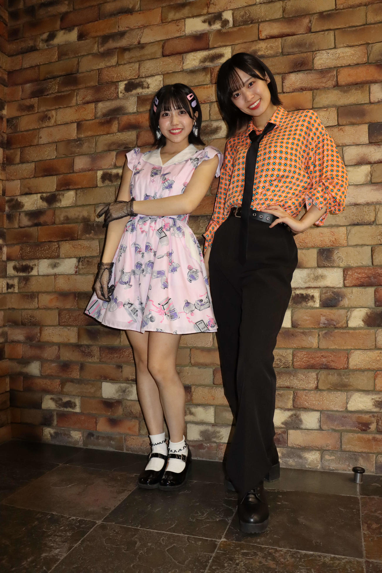 2枚目シングルを発売するOCHA NORMAの窪田七海（左）と石栗奏美