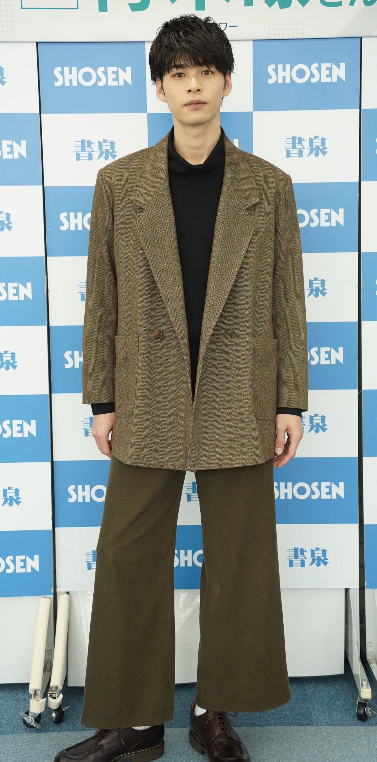 カレンダー発売イベントを行った青木瞭（撮影・佐藤勝亮）