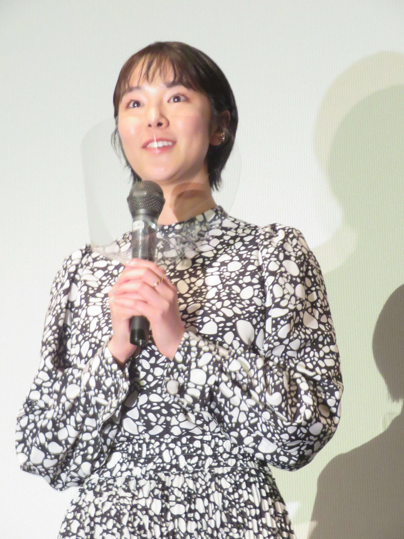 3年ぶりの主演映画「の方へ、流れる」初日舞台あいさつで、客席の声援に笑みを浮かべる唐田えりか（撮影・村上幸将）