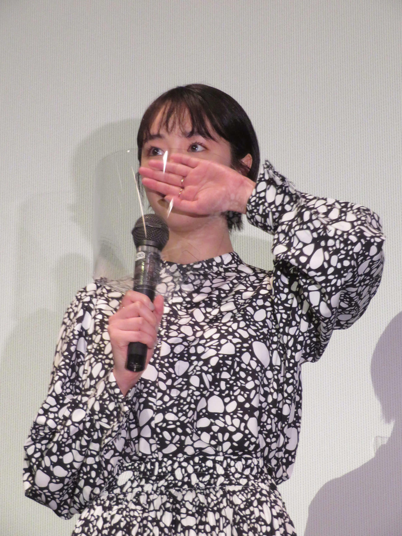 3年ぶりの主演映画「の方へ、流れる」初日舞台あいさつで涙した唐田えりか（撮影・村上幸将）