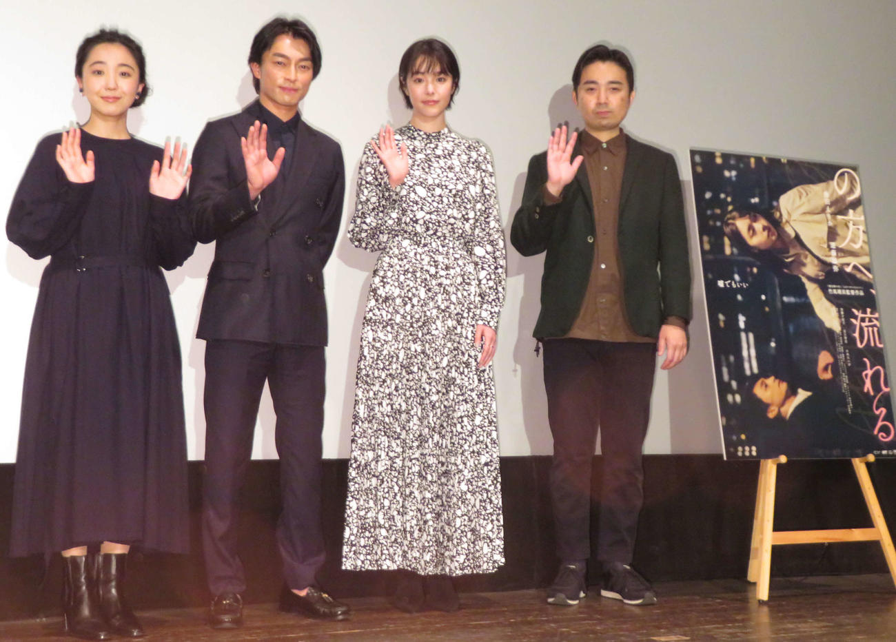 映画「の方へ、流れる」初日舞台あいさつに登壇した、左から加藤才紀子、遠藤雄弥、唐田えりか、竹馬靖具監督（撮影・村上幸将）