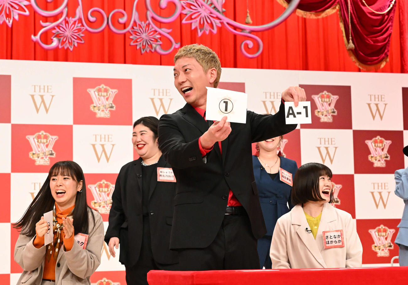 TEAM BANANAの代わりに抽選したニューヨークの屋敷裕政（撮影・滝沢徹郎）