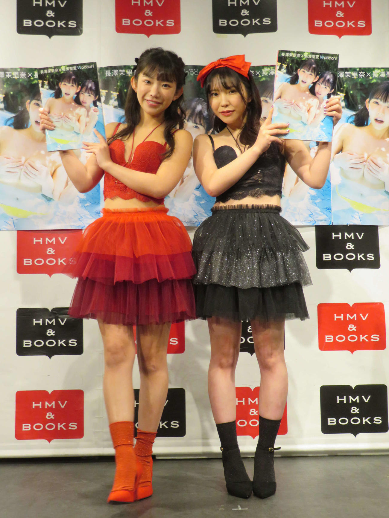 写真集「長澤茉里奈×長澤聖愛　Wpocchi」お渡し会＆会見を開いた長澤茉里奈（左）と聖愛姉妹（撮影・村上幸将）