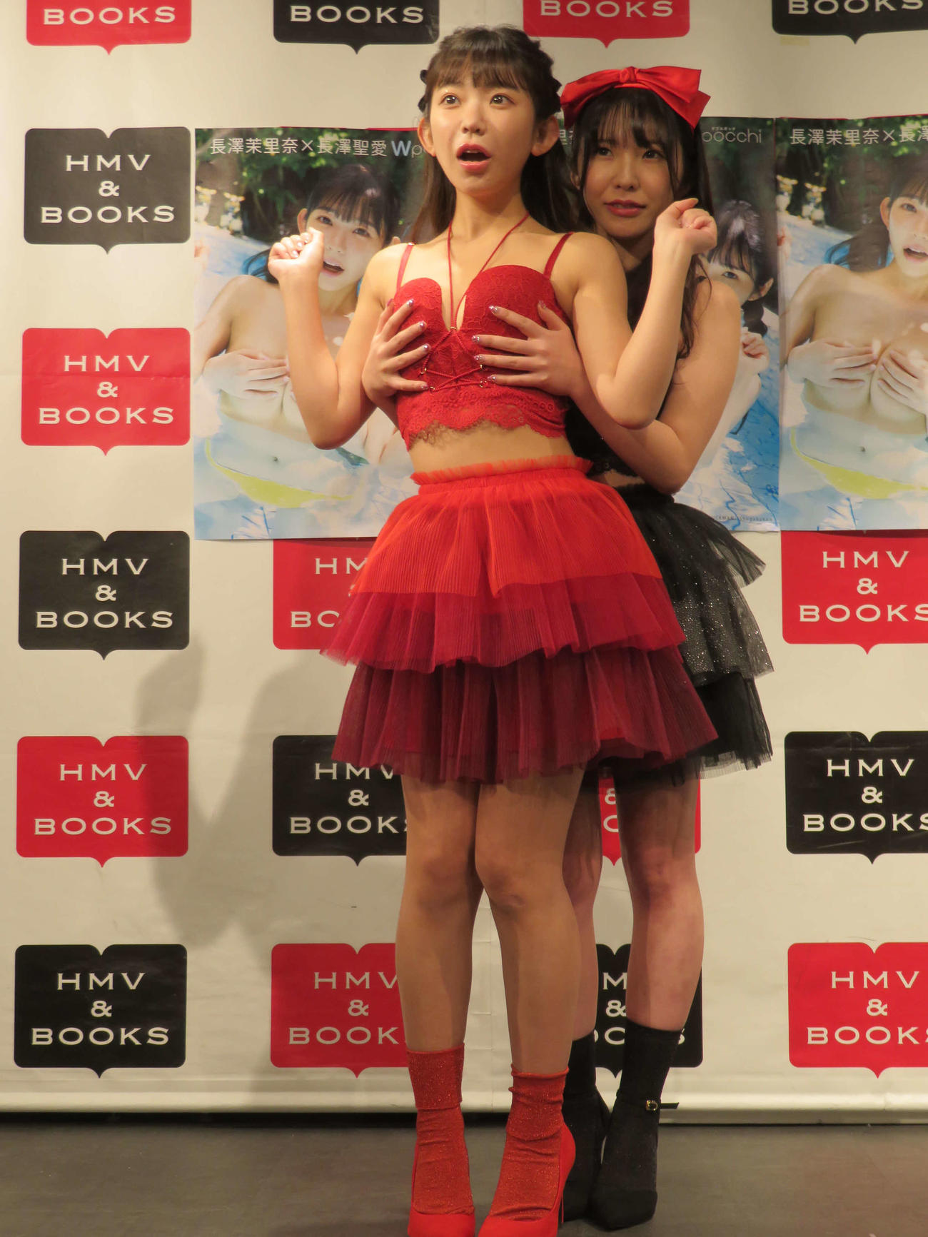 写真集「長澤茉里奈×長澤聖愛　Wpocchi」お渡し会＆会見を開いた長澤茉里奈（左）と聖愛姉妹（撮影・村上幸将）