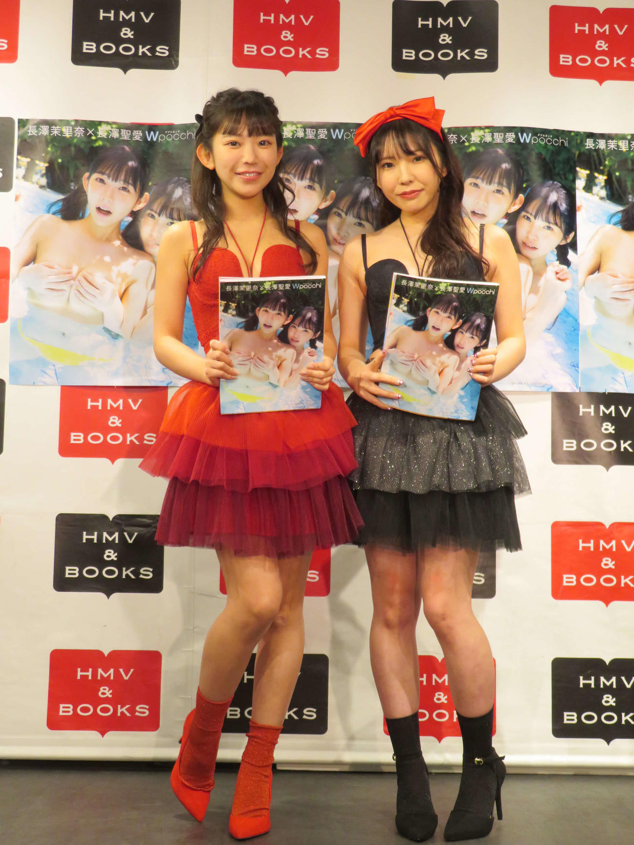写真集「長澤茉里奈×長澤聖愛　Wpocchi」お渡し会＆会見を開いた長澤茉里奈（左）と聖愛姉妹（撮影・村上幸将）