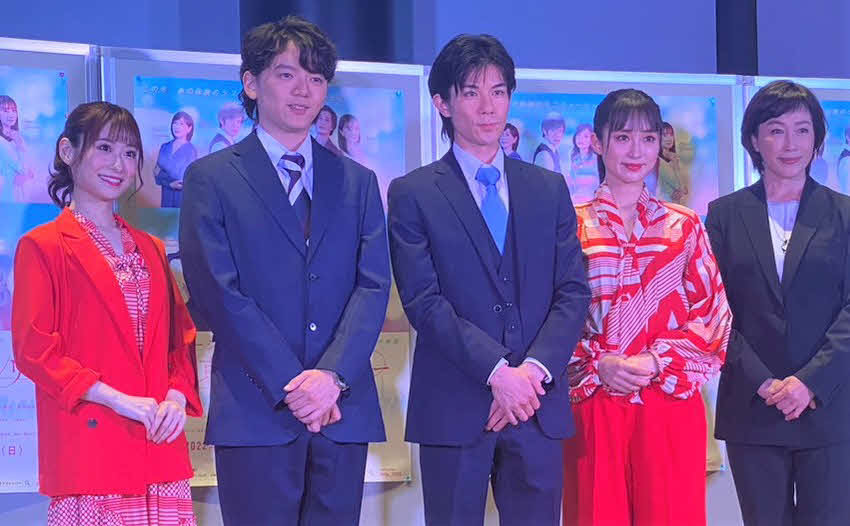 ミュージカル「東京ラブストーリー」公開ゲネプロ＆取材会に登壇した、左から唯月ふうか、濱田龍臣、柿澤勇人、笹本玲奈、高島礼子（撮影・加藤理沙）