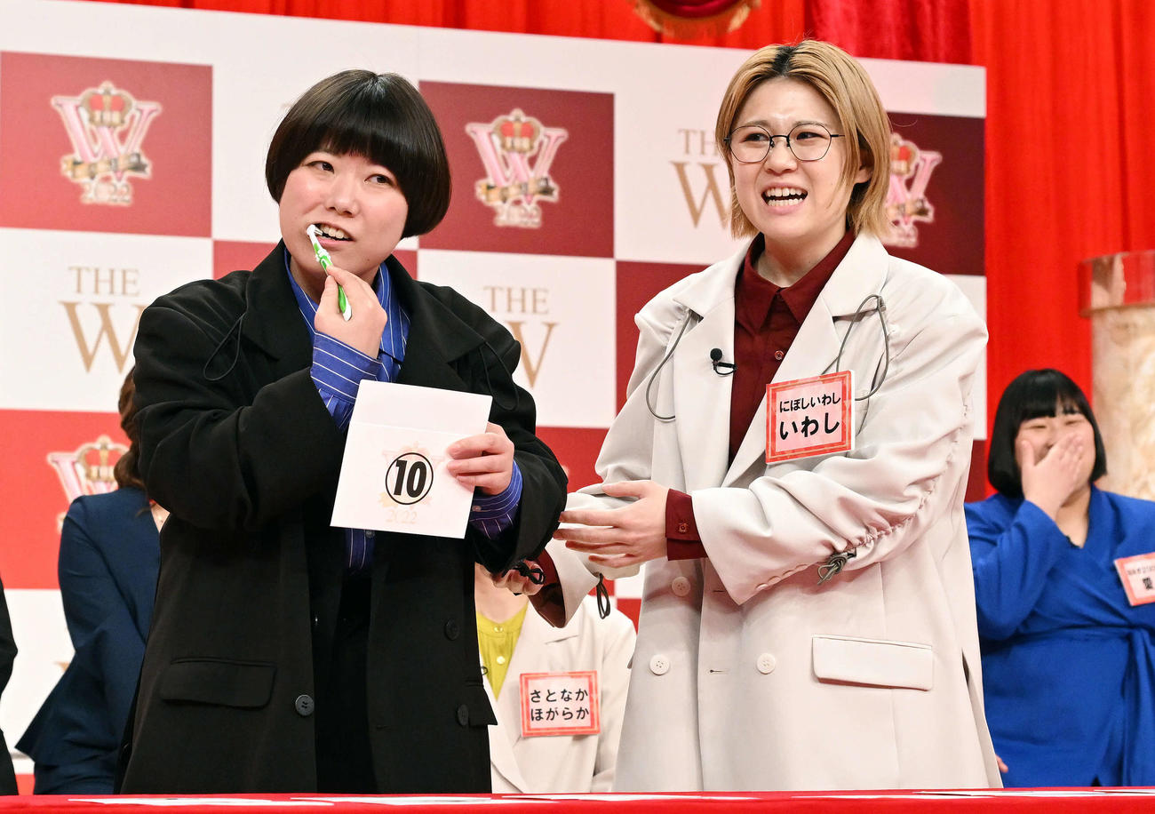 抽選するにぼしいわしのにぼし（左）は歯を磨く。右は同いわし（撮影・滝沢徹郎）