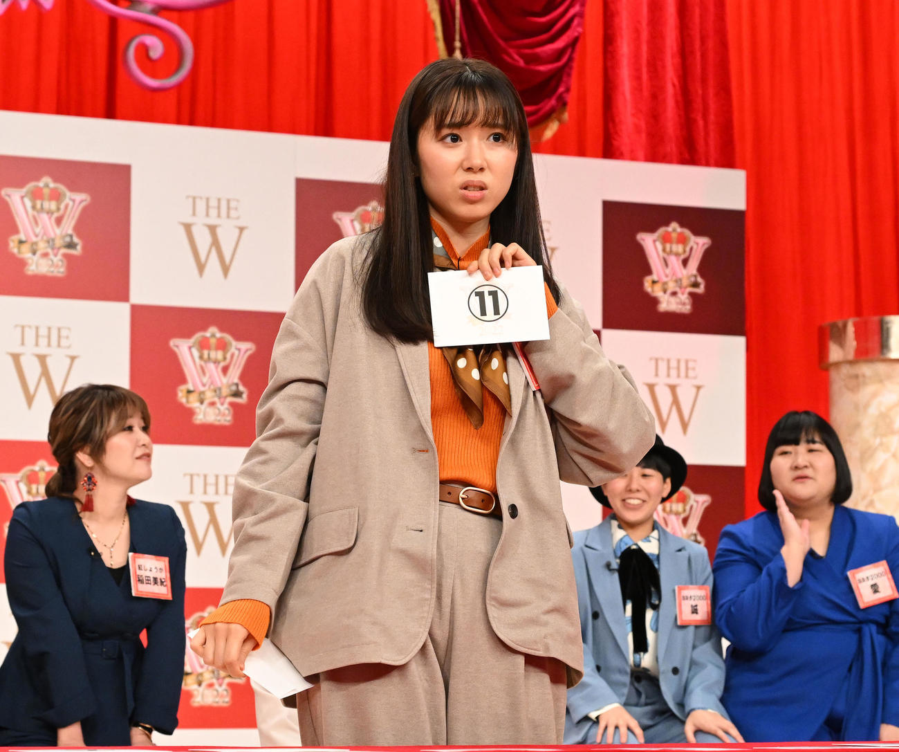 抽選する河邑ミク（撮影・滝沢徹郎）
