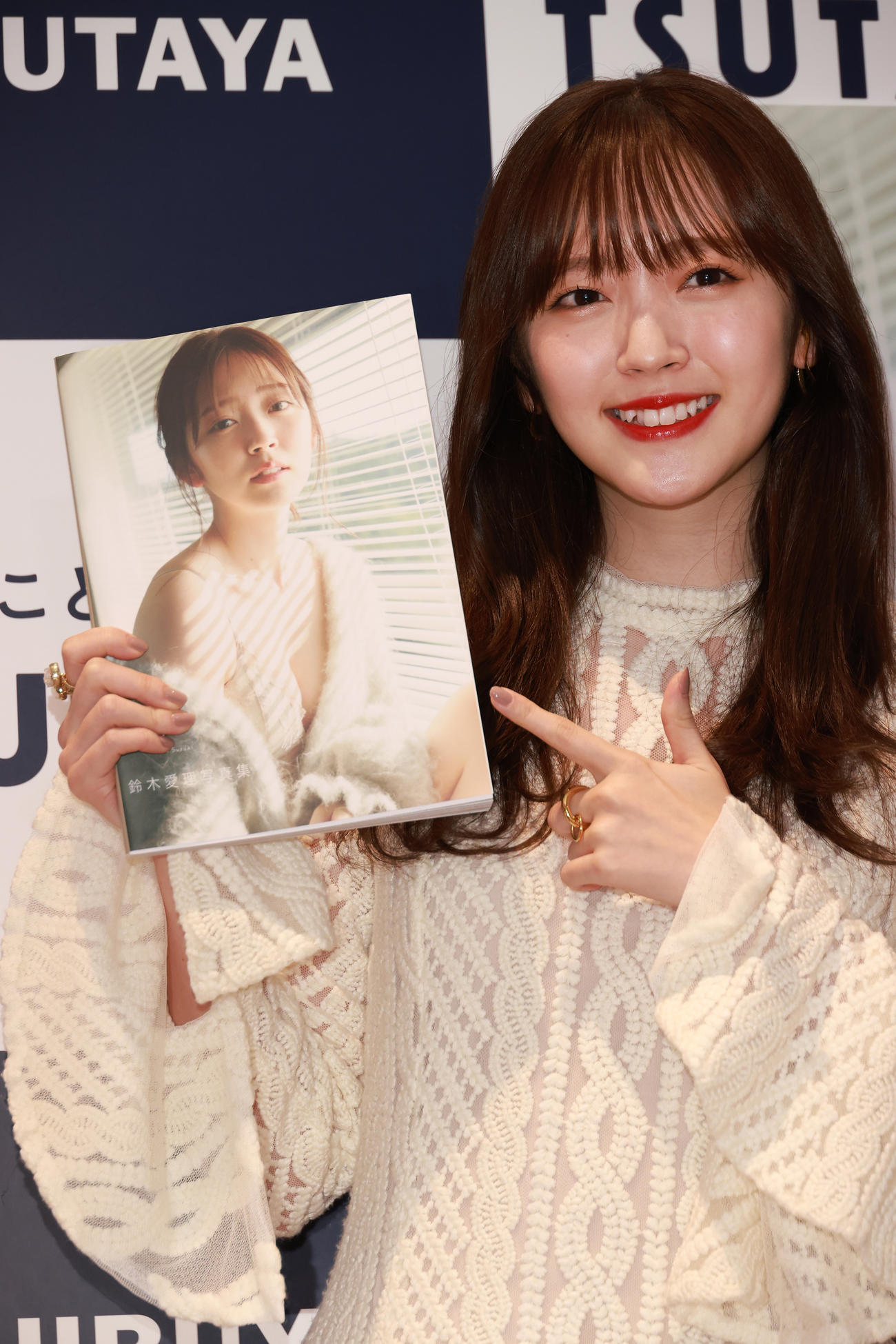 20周年記念写真集「nectar」発売記念取材会を行った鈴木愛理（撮影・中島郁夫）