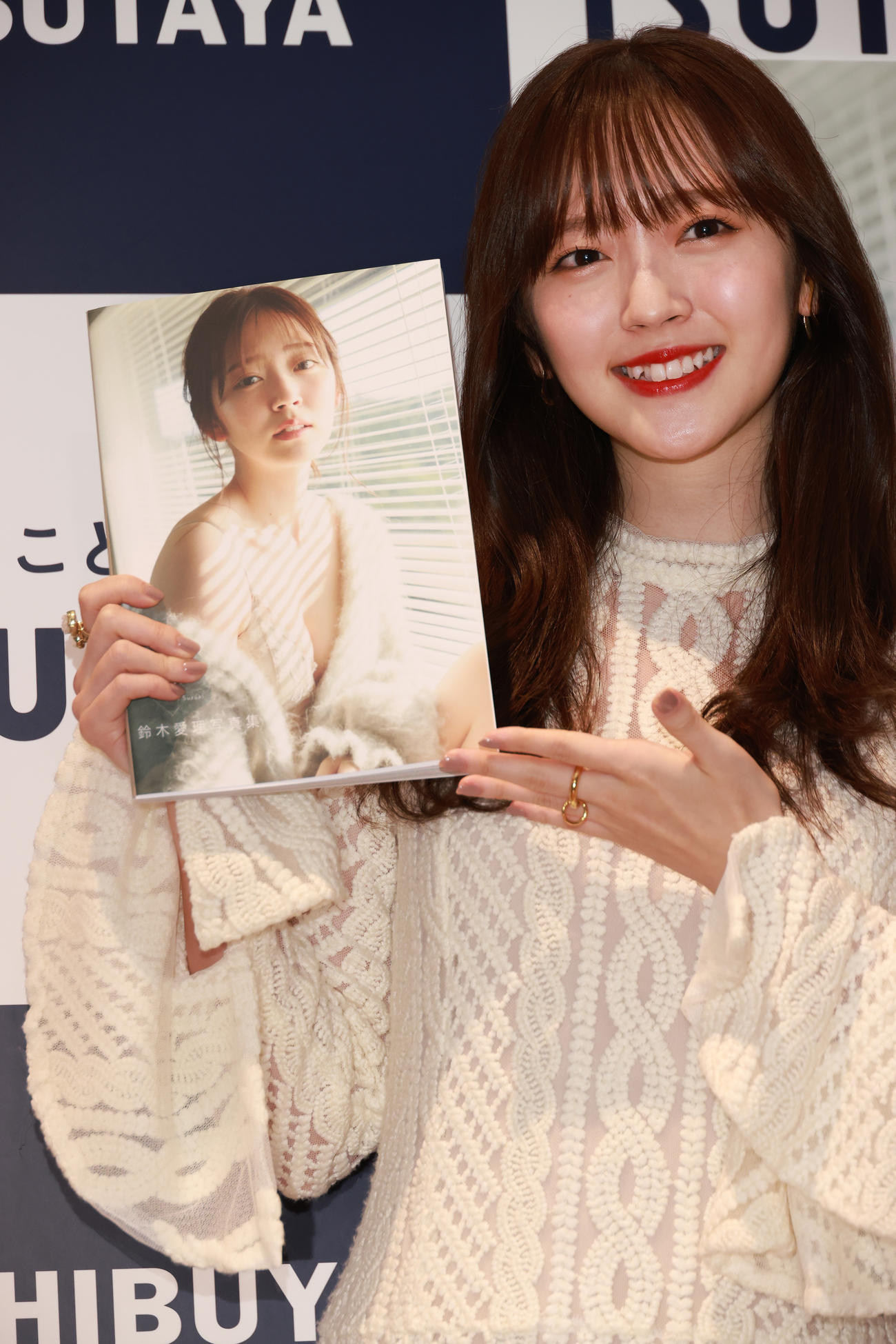 20周年記念写真集「nectar」発売記念取材会を行った鈴木愛理（撮影・中島郁夫）